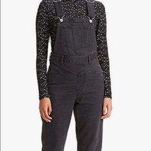 NWOT Levi’s slim fit overalls